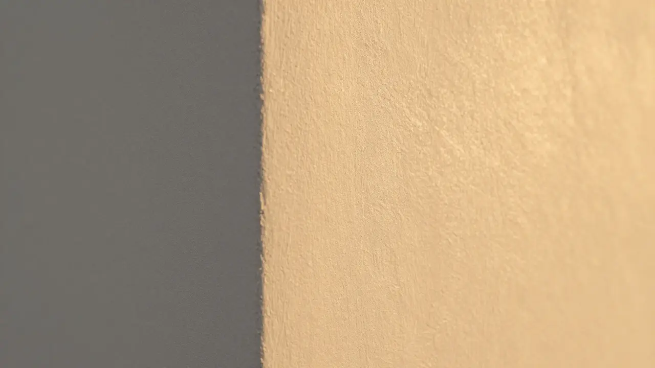 Vergleich von kaltem Grau zu warmem Honig-Gold an einer Wand